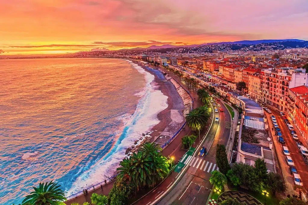 Photo du bord de mer à Nice. Nice peut aussi être un port de départ pour certaines croisières en méditerranée 